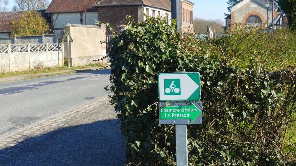 Le Pressoir Leilighet Beaumesnil  Eksteriør bilde